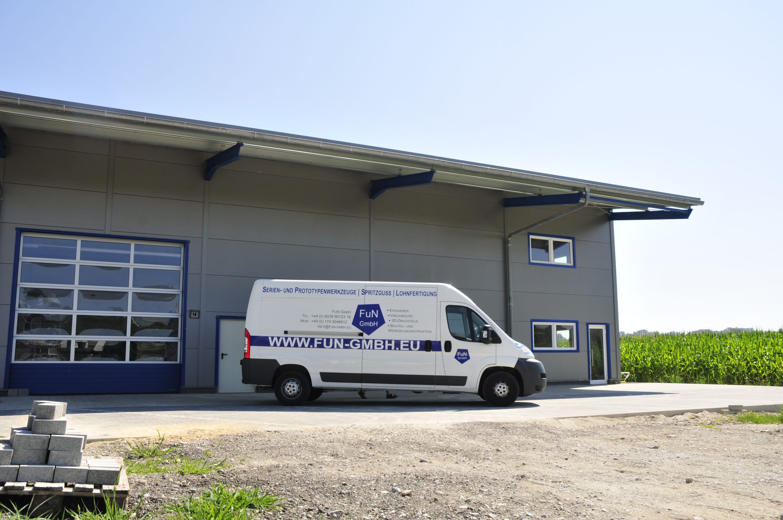 FuN GmbH Firmengebäude und Fahrzeug